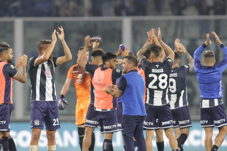 Los jugadores de Talleres celebran la gran victoria.
