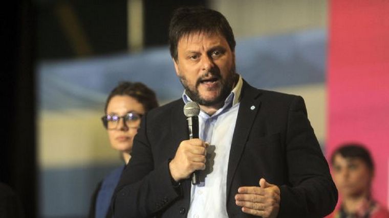 Leandro Santoro se diferenció de la polémica entre Aníbal Fernández y Nik.