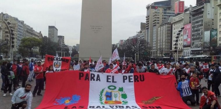 La historia de la bandera en la previa de Argentina - Perú (Foto: Olé)