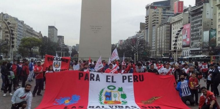 FOTO: La historia de la bandera en la previa de Argentina - Perú (Foto: Olé)