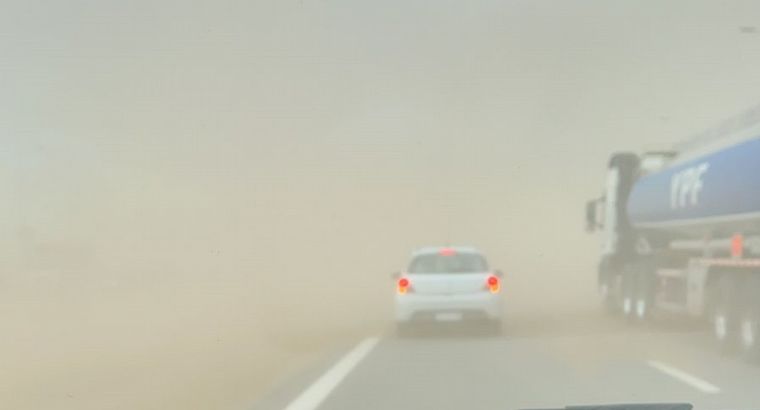 Baja visibilidad en Circunvalación por viento y tierra.