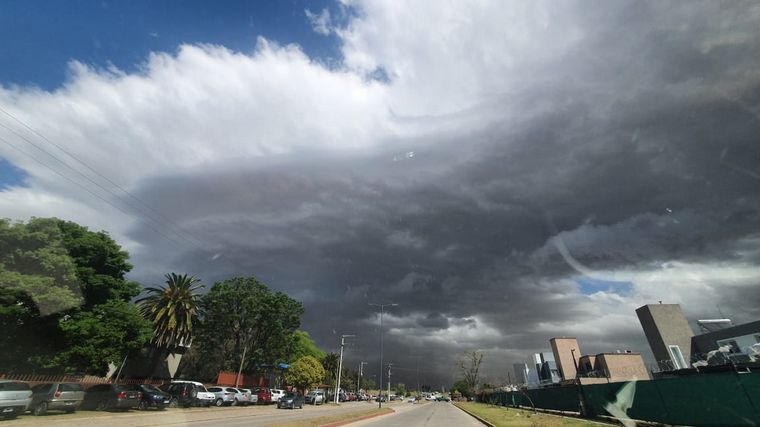 Baja visibilidad en Circunvalación por viento y tierra.