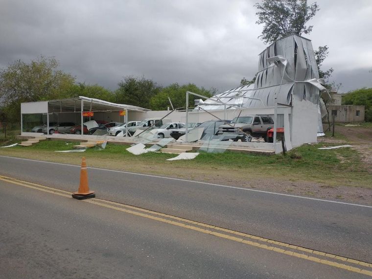 FOTO: Destrozos en Villa Rumipal por los fuertes vientos.