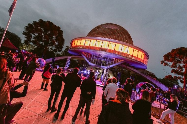 Homenajean con fotografías a Charly García en el Planetario.