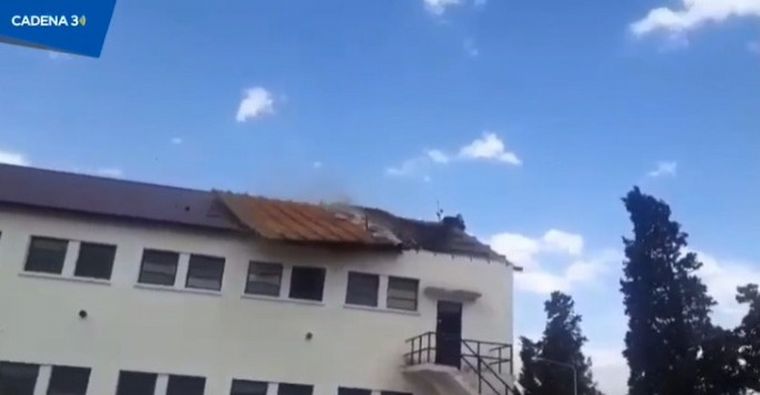 FOTO: El techo de la Escuela de Suboficiales de Aeronáutica se voló por el viento.