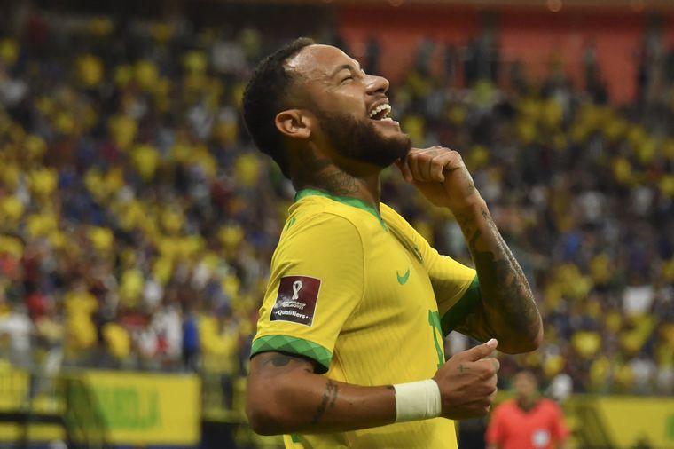 Neymar y todo Brasil celebran uno de los goles en Manaos.