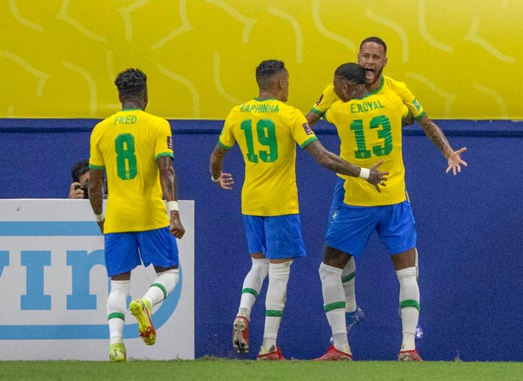 FOTO: Neymar y todo Brasil celebran uno de los goles en Manaos.
