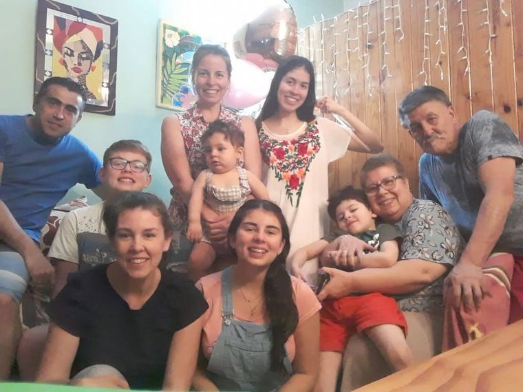 FOTO: La mamá ganadora de Viva la Radio, Marina, junto a su familia.