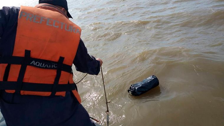 La Prefectura encontró 37 kilos de cocaína en el Río de la Plata.