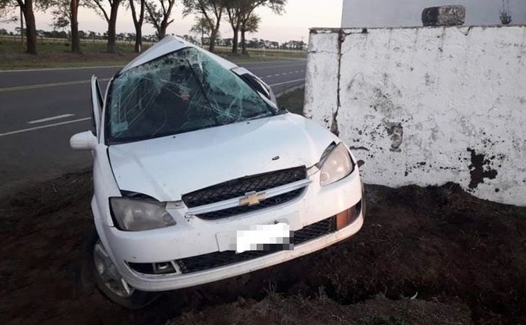 Un automóvil Chevrolet Corsa despistó sobre la ruta E-358 en la mañana de este sábado