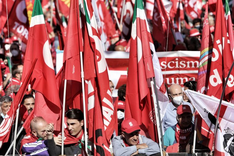 Más de 100 mil personas en un marcha antifascista en Roma