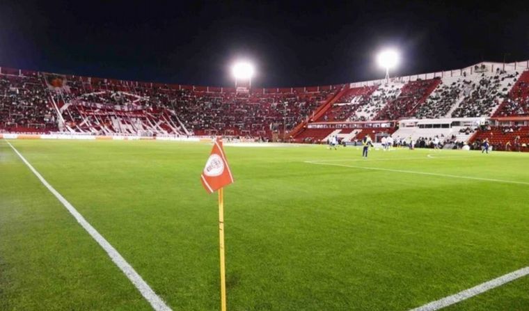 FOTO: El estadio Tomás A. Ducó, de Huracán, fue clausurado anoche tras el partido.