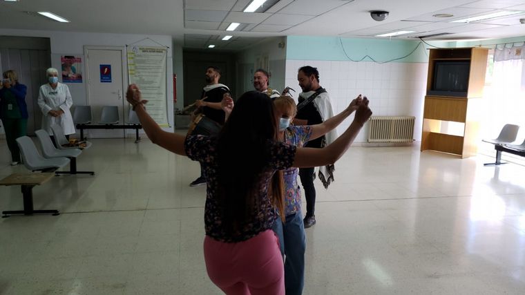 La serenata de Los Trajinantes a las mamás en el Neonatal