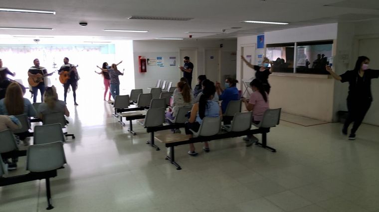 La serenata de Los Trajinantes a las mamás en el Neonatal