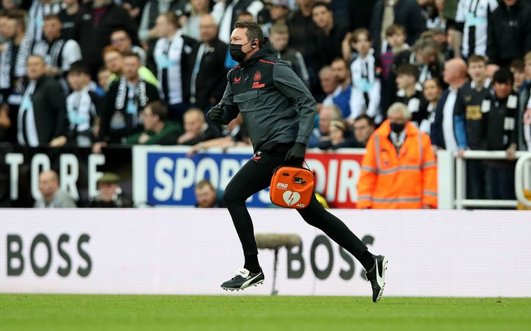Eric Dier se percató de la descompensación de un hincha en pleno partido.