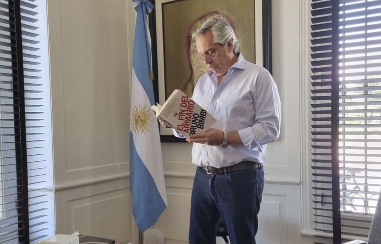 El presidente Alberto Fernández leyendo uno de los libros censurados en España. 