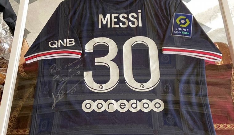FOTO: La remera del PSG autografiada que Messi le envió al Papa.