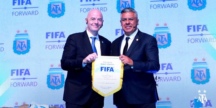 Infantino se reunió con Tapia en el predio de AFA.