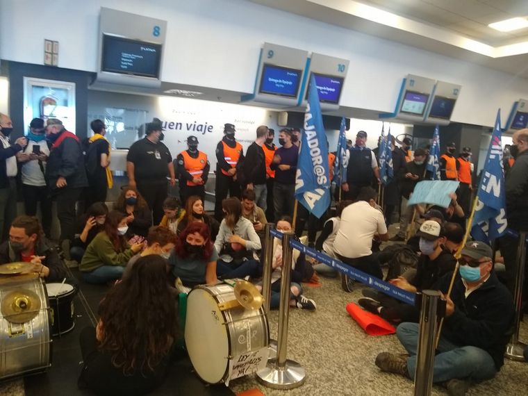 Se levantó la protesta de los empleados despedidos de Latam