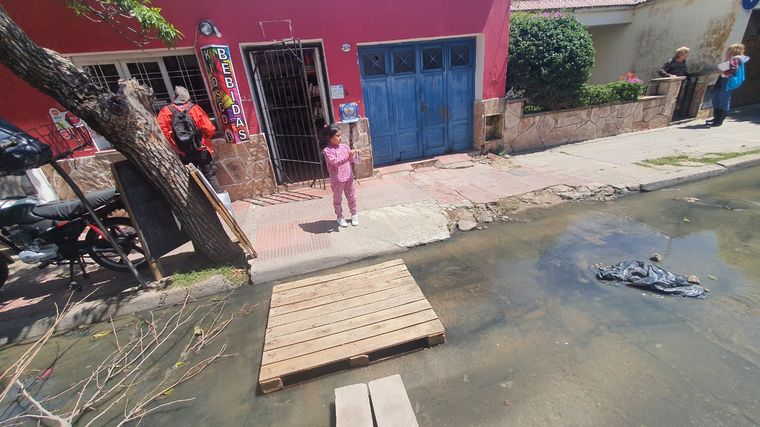 FOTO: Río cloacal en la calle Igualdad de Córdoba  