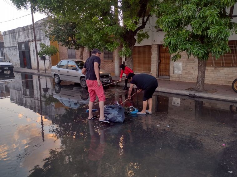 FOTO: Río cloacal en la calle Igualdad de Córdoba  