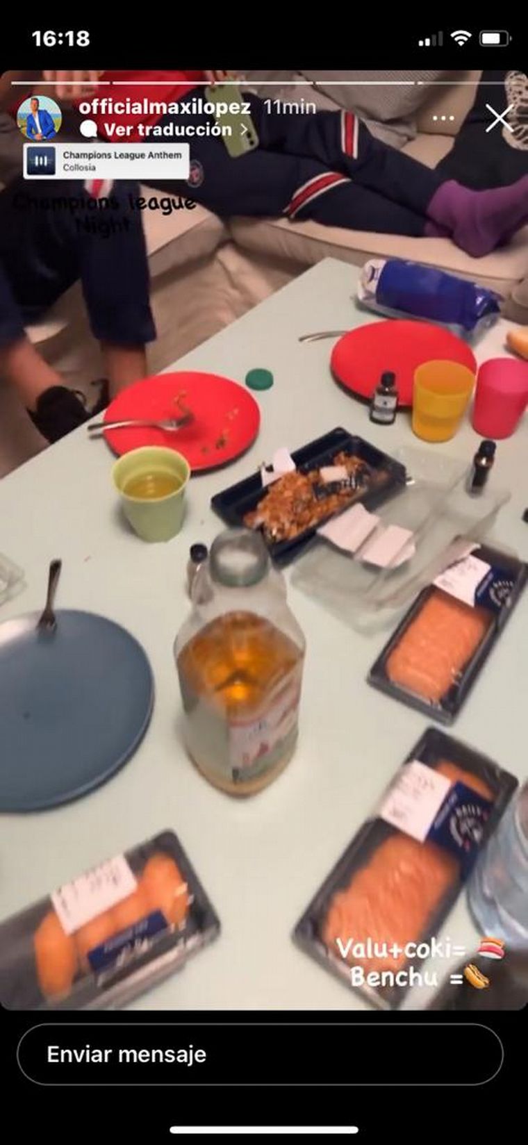 Maxi López junto a sus tres hijos y las nenas de Wanda con Mauro Icardi.