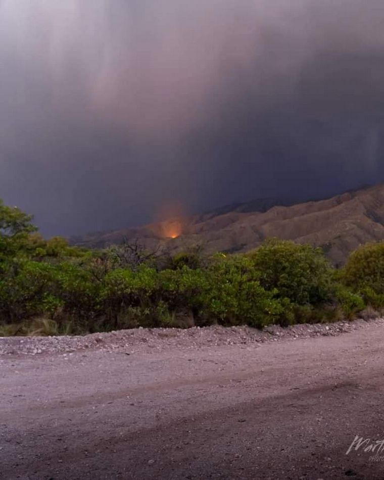 FOTO: El rayo que originó las llamas en Traslasierra (Foto:  Ramón Morán)