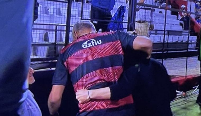 El momento en que Delfino toma del cuello a Beccacece. 