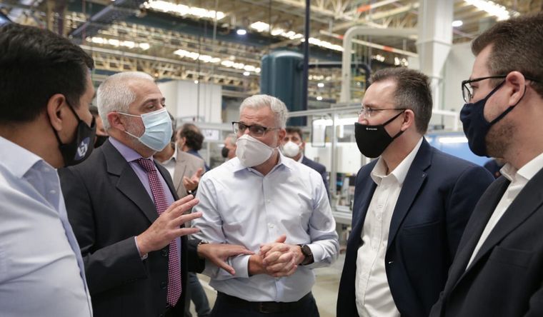 Autoridades de VW, Gobierno de Córdoba y Smata presentes hoy.