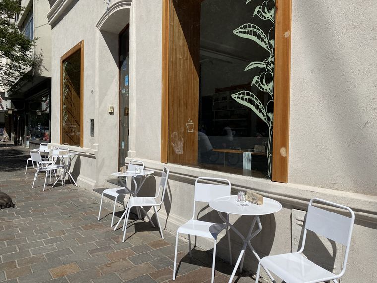 Además del patio, cuenta con mesas en la entrada.