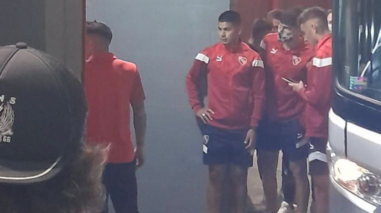 FOTO: Barras de Independiente increparon a jugadores en vestuarios