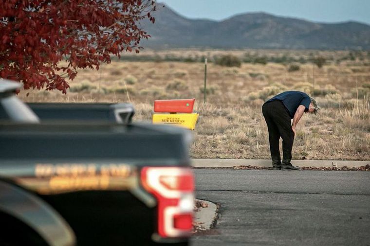 FOTO: Baldwin disparó el arma de utilería que le causó la muerte a una mujer en el set.