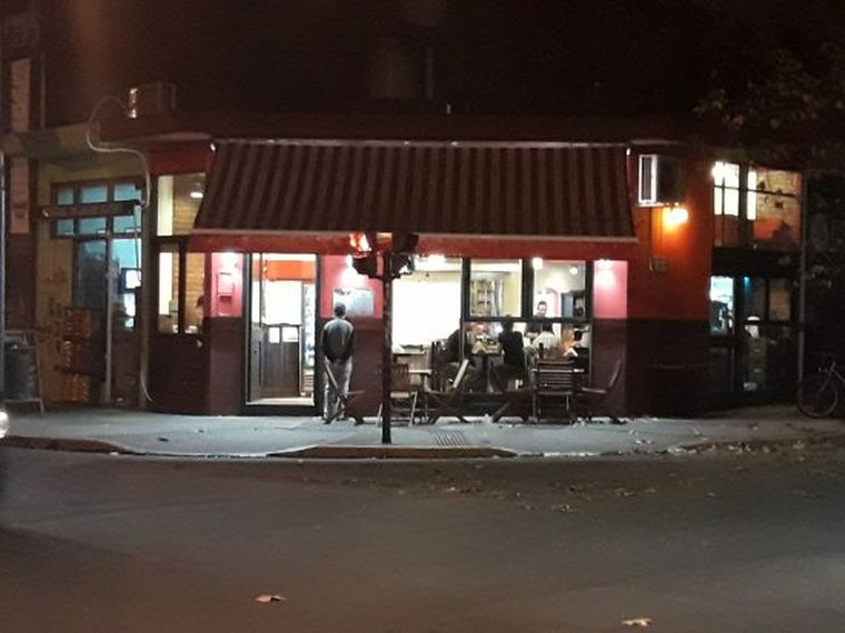 FOTO: Dueño de restaurante discutió con un empleado y tomó como rehenes a policías.