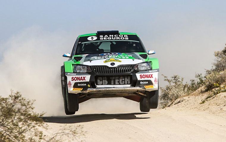 Cancio y el Skoda sufrieron una pequeña salida de camino, son escoltas.