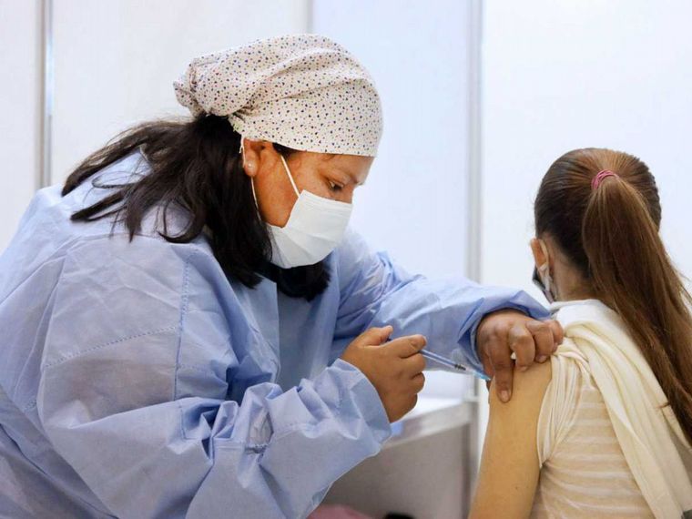 En las últimas semanas se frenó la caída de casos en el país.