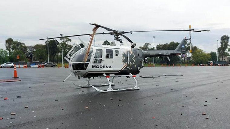FOTO: Mientras trabaja el personal, otro camión se llevó puesto el helicóptero.