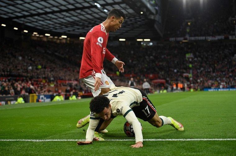FOTO: Se volvió loco. Cristiano Ronaldo mostró su frustración con una brutal patada.