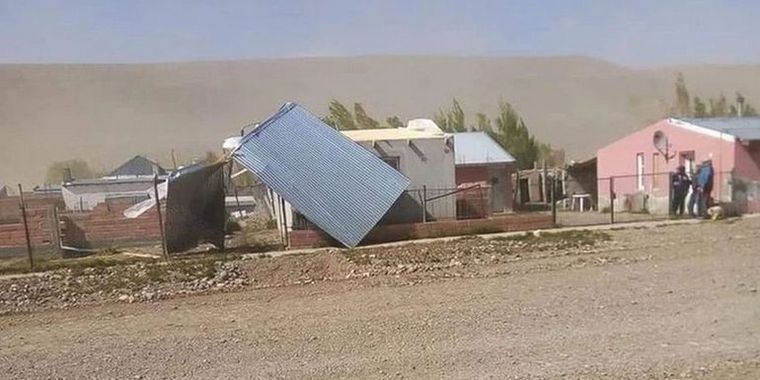 FOTO: Las fuertes ráfagas provocaron voladuras de techos en el sur argentino.