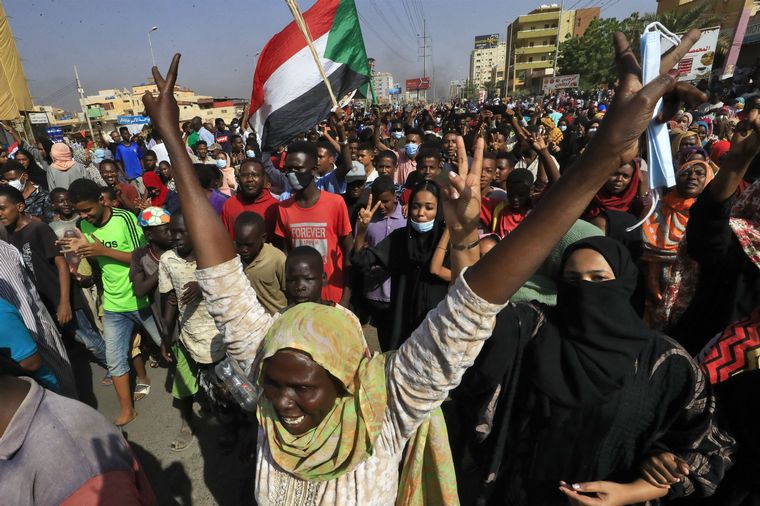 FOTO: Las fuerzas armadas detuvieron al primer ministro y anunciaron un gobierno en Sudán.