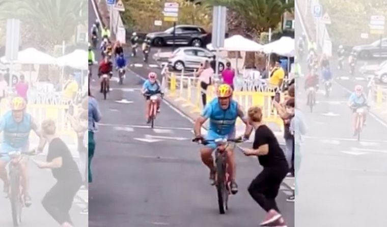 La intrusa, que tenía el celular en su mano, apenas recibió asistencia. 