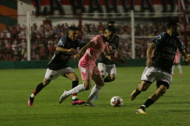FOTO: Joaquín Molina marcó el empate de Instituto con una gran definición.