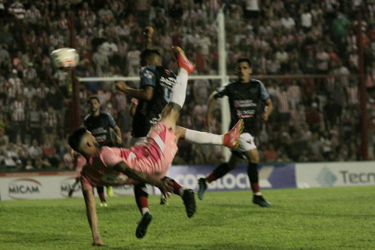 FOTO: Joaquín Molina marcó el empate de Instituto con una gran definición.