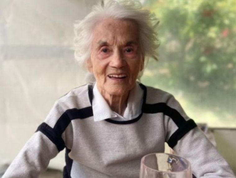 FOTO: Video: pateó a una abuela de 100 años que debía cuidar.