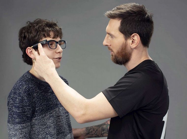 FOTO: Los anteojos inteligentes que dona Messi para personas ciegas