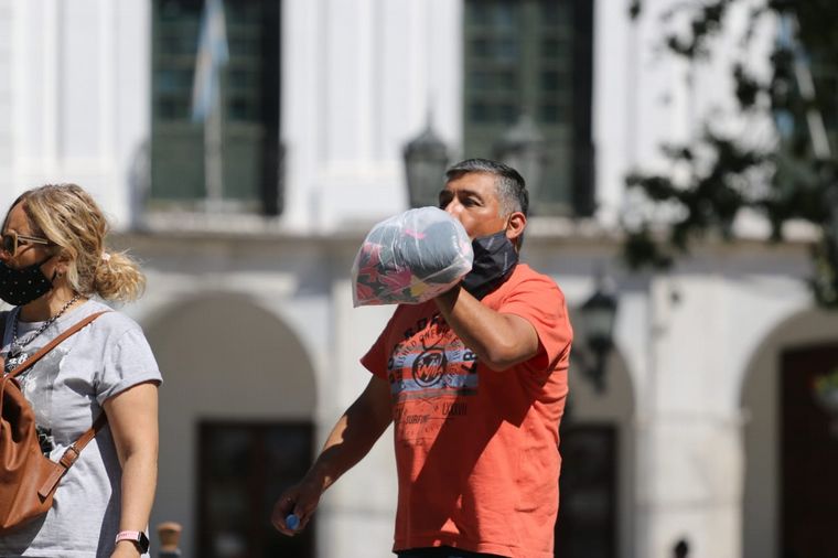 La temperatura superaba los 38 grados al mediodía de este martes.