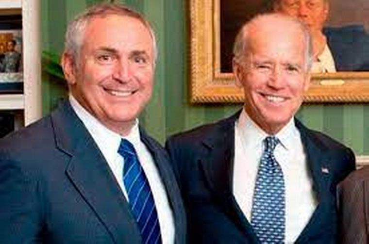 Marc Stanley, futuro embajador de Estados Unidos en Aregntina junto a Joe Biden.