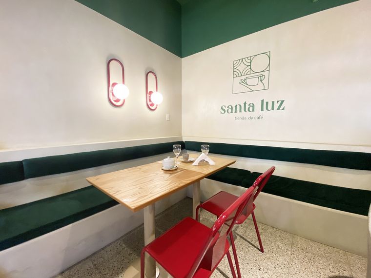 Colores vibrantes y simetrías en Santa Luz.