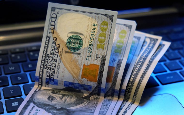 FOTO: El dólar blue se desplomó a $206,5 este miércoles.