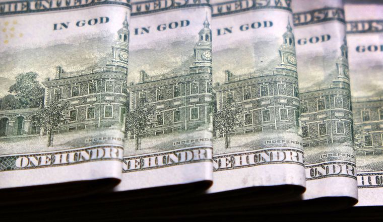 FOTO: El dólar blue siguió bajando y cotizó a 204 pesos.