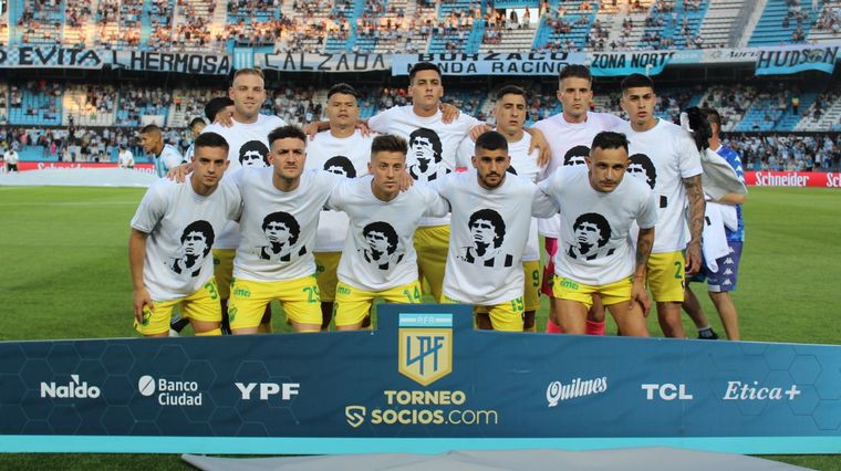 Defensa y Justicia homenajeando a Diego Maradona